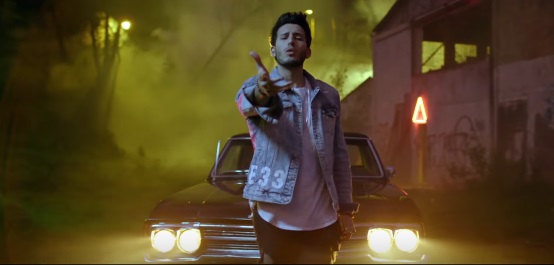 Sebastián Yatra le canta al amor en 'Alguien robó'.