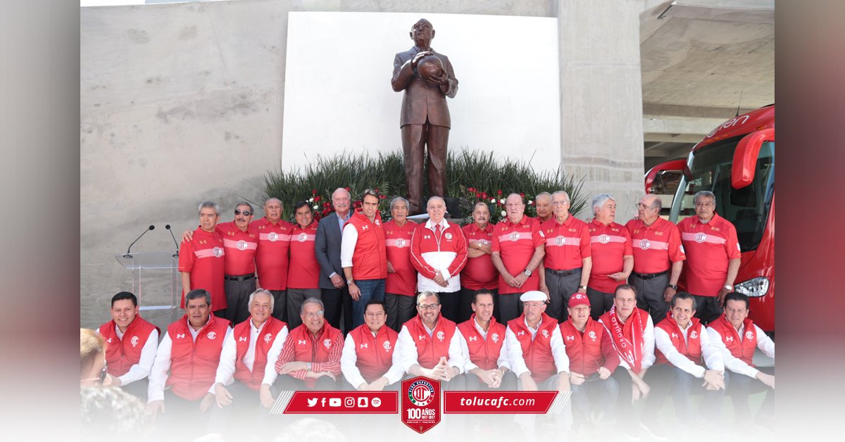 Develan estatua de Nemesio Diez