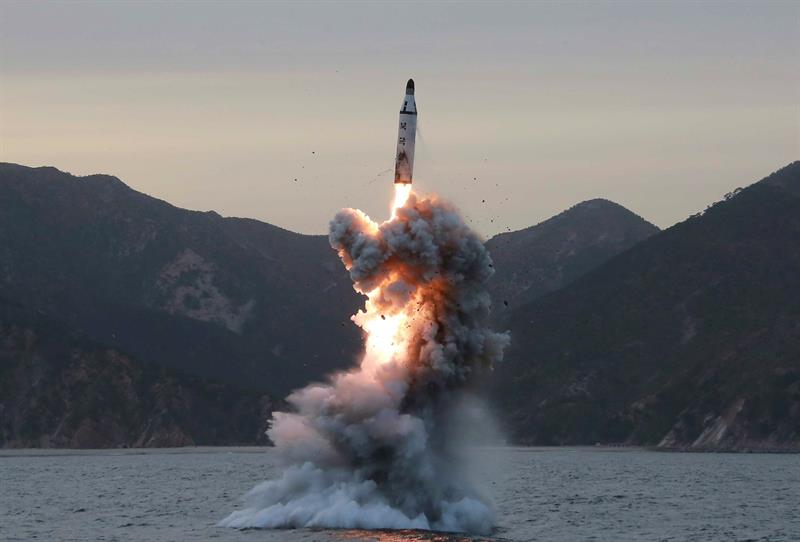 El ejército norcoreano disparó el misil alrededor de las 07:55 horas locales, desde la provincia de Pyongan del Norte.