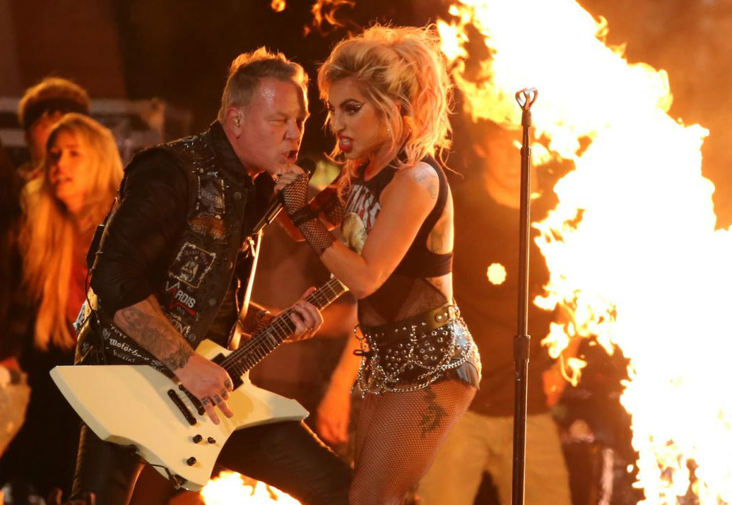 El vocalista de Metallica tuvo problemas con su micrófono.