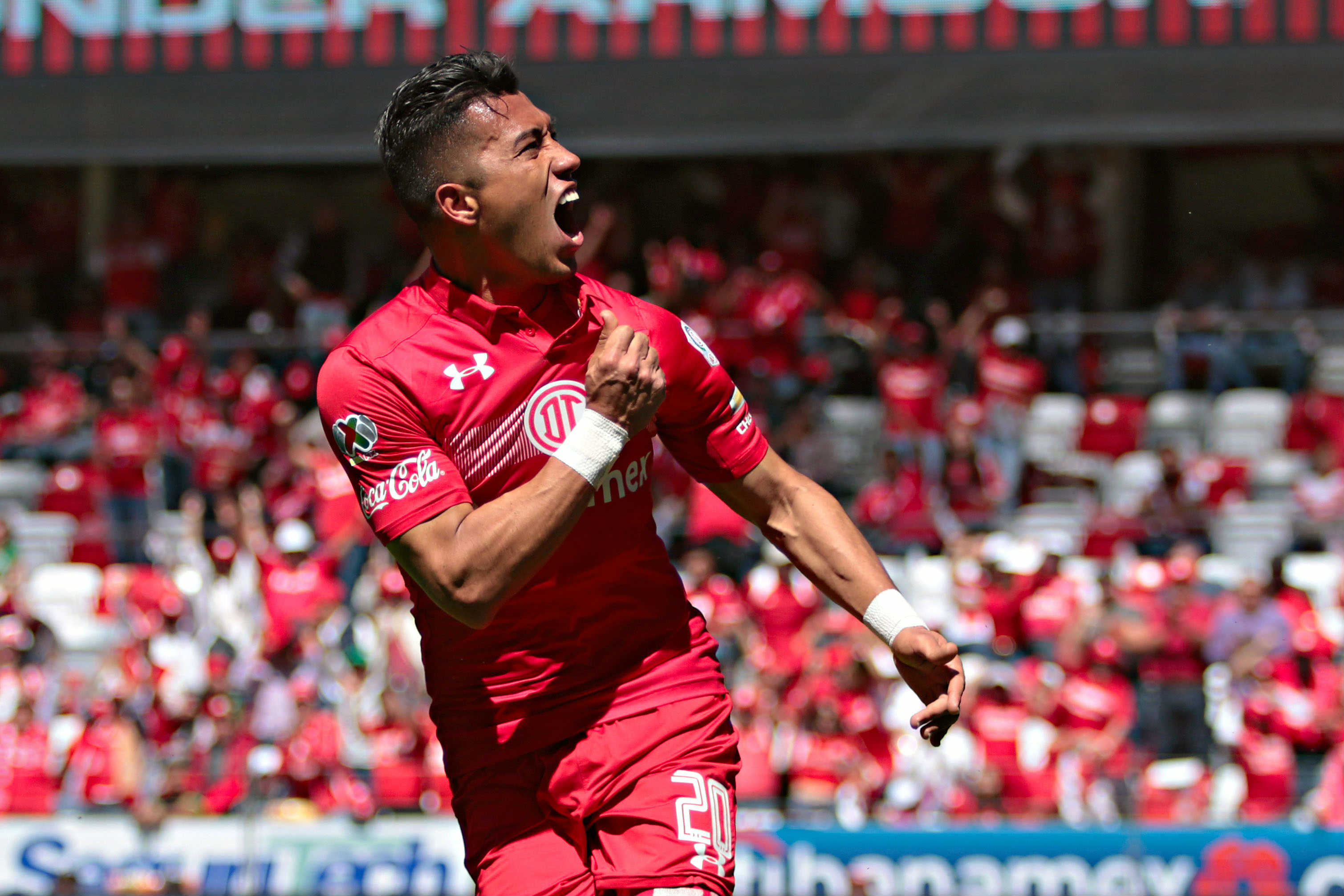Fernando Uribe celebra gol en centenario