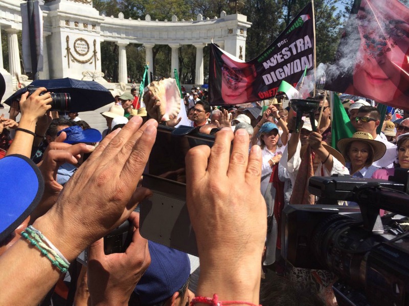 Frente al Hemiciclo y previo al inicio de la marcha se quemó copal y se cantó el himno.