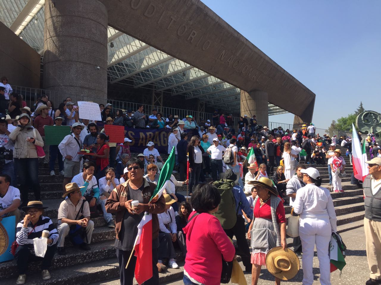 Manifestantes se concentran en el Auditorio Nacional, de donde partirán en marcha al Ángel de la Independencia, al mediodía.