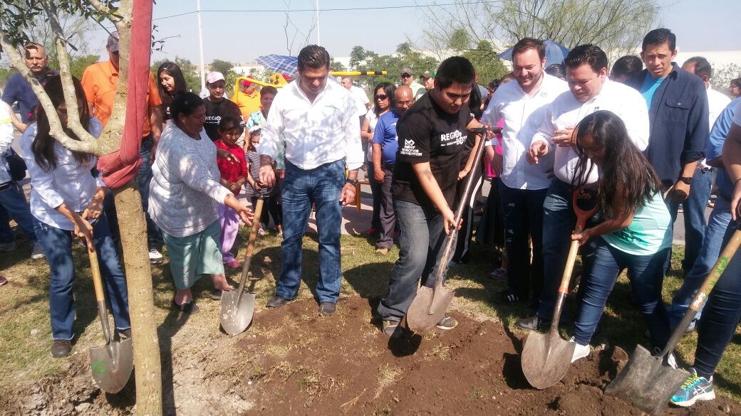 El municipio cuenta con 8 metros cuadrados de área verde por habitante debido a que tiene grandes reservas ecológicas como el Cerro La Silla.