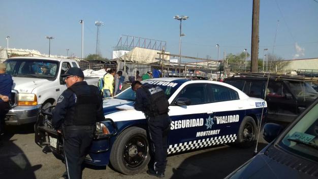 La Policía de Monterrey y elementos de la Agencia Estatal de investigaciones acudieron al sitio.