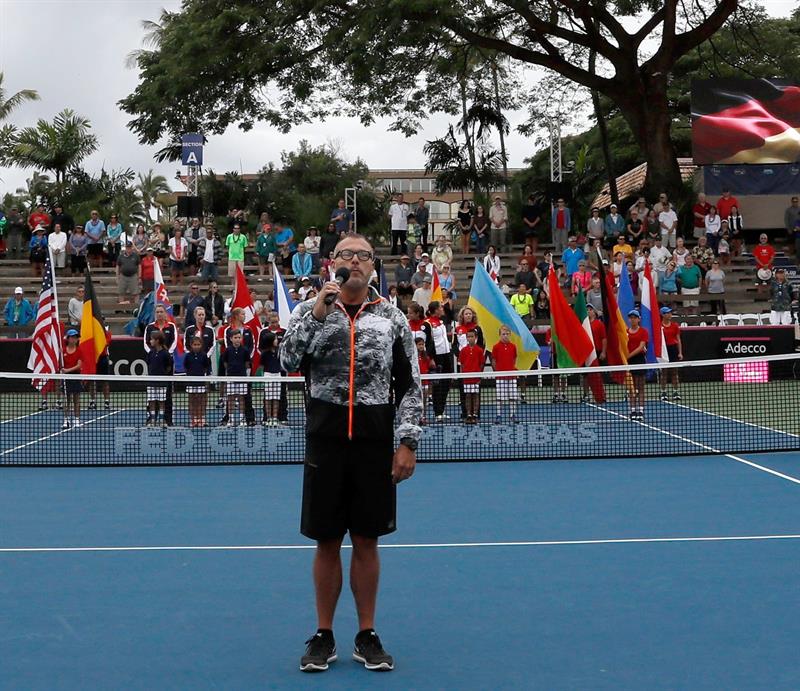Solista interpretando el Himno de Alemania en Copa Fed