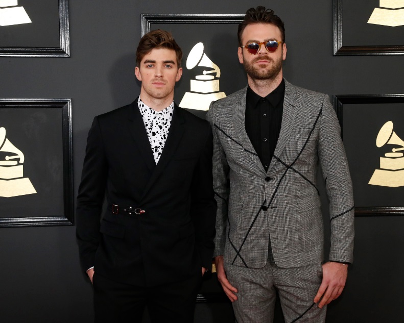 The Chainsmokers posaron durante la alfombra roja.