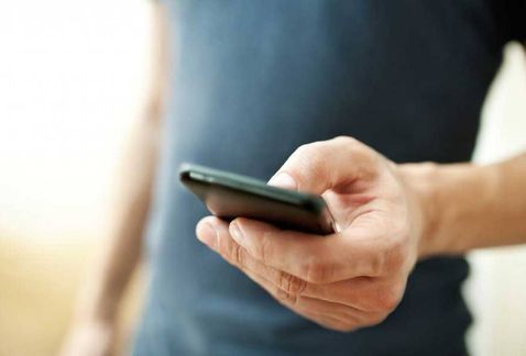 La aplicación emite alerta a los teléfonos de cinco contactos previamente señalados, cuando se es víctima de un delito.