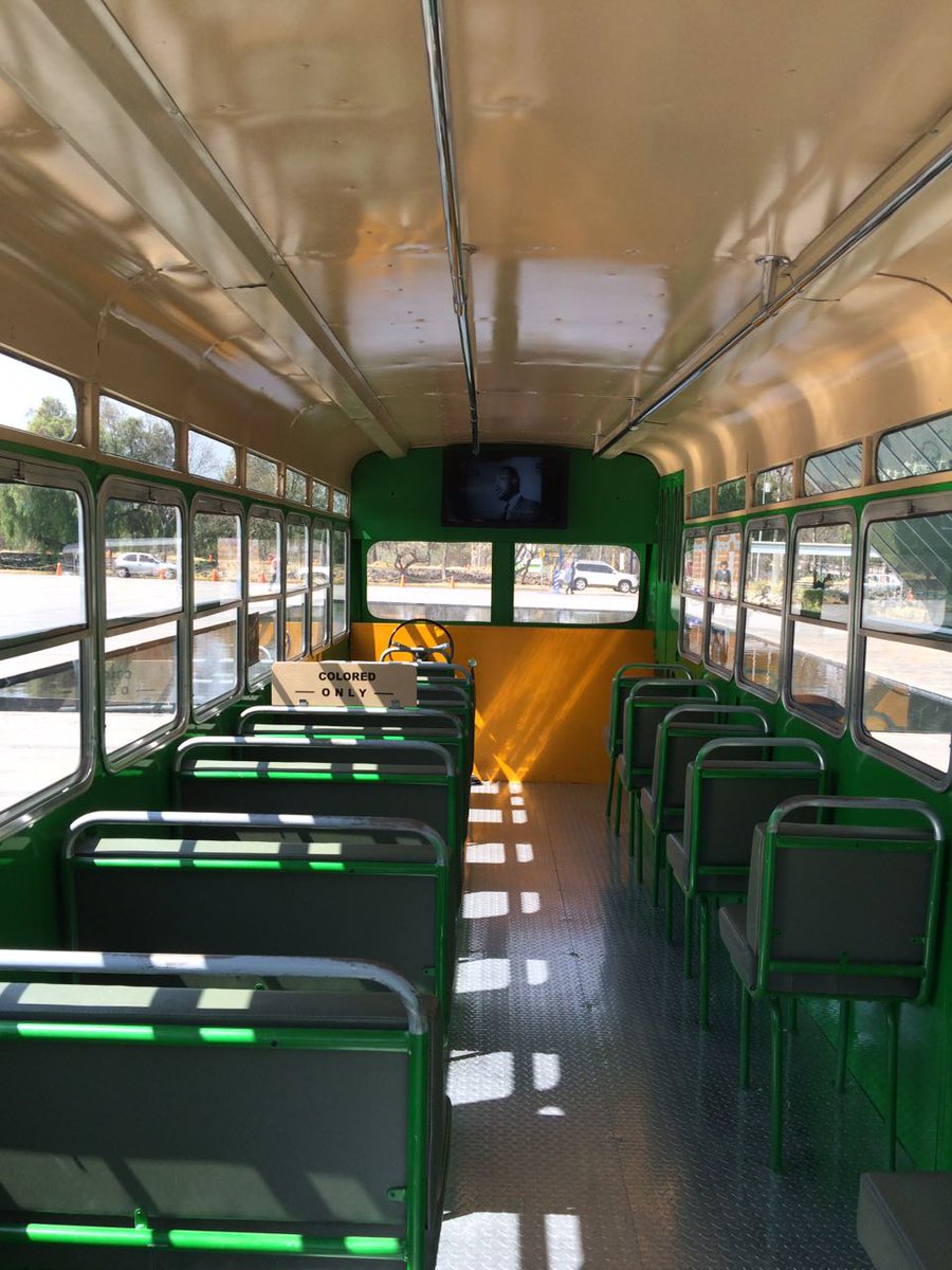 El autobús interactivo de la pieza 'Rosa Parks', en la explanada del MUAC.
