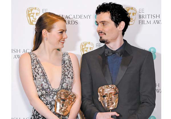 Emma Stone y el director Damien Chazelle con sus reconocimientos. 