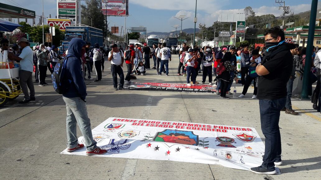 Los estudiantes aseguraron que se mantendrán en el lugar.