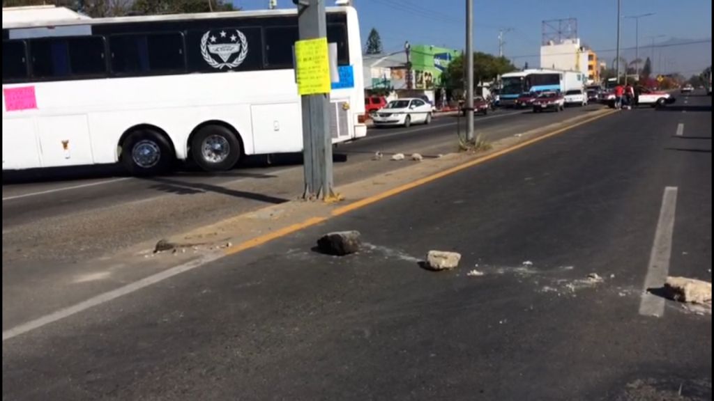 Los manifestantes bloquearon la vialidad con piedras.