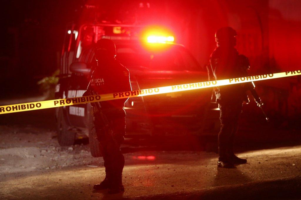 Policías de Nayarit resguardan la zona en la que se encuentra la casa de seguridad en la que murió Francisco Patrón Sánchez, 'El H2'.