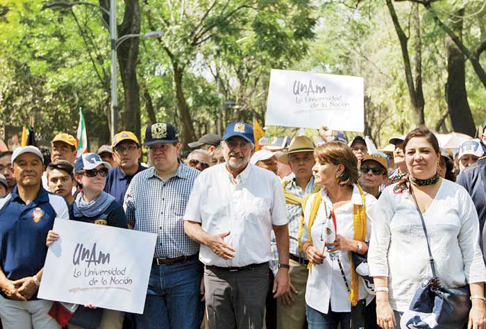 El rector de la UNAM, Enrique Graue, estuvo a la vanguardia del contingente universitario.