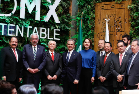 El secretario de Salud capitalino, Armando Ahued; el rector de la UNAM, Enrique Graue; el Premio Nobel de Química Mario Molina, y el jefe de Gobierno,