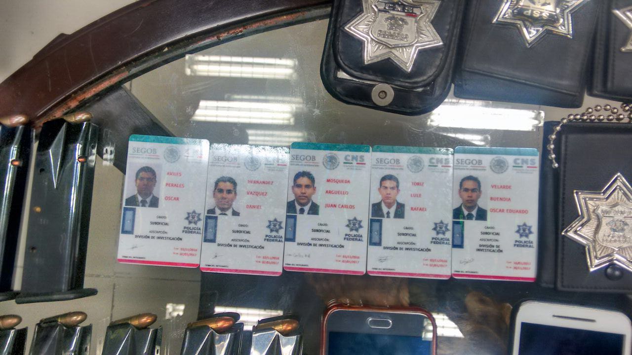 A los detenidos les fueron aseguradas credenciales de la Policía Federal.
