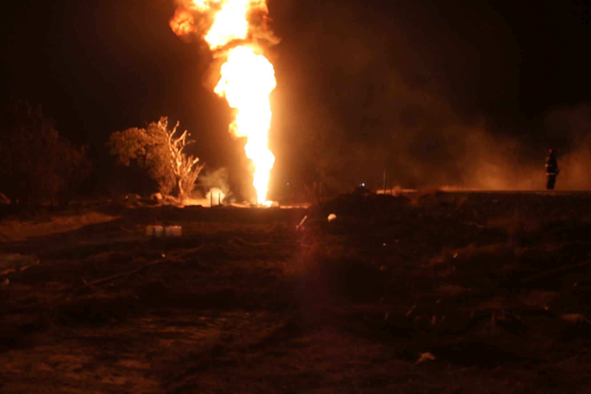 Los bomberos aún trabajan para sofocar el incendio en un ducto de Pemex que se ubica sobre la carretera a Nogales, Sonora.
