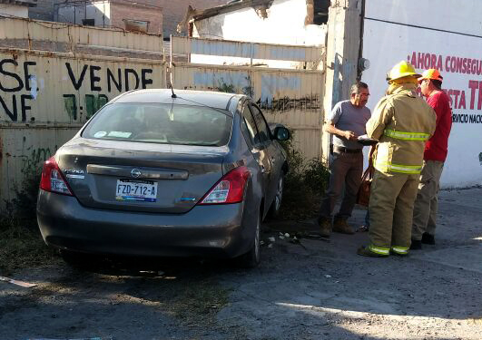La conductora del Versa, le pegó a la Escape y salió proyectada hacia la esquina, impactándose en un portón.