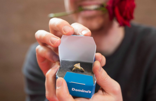 Domino's Pizza lanzó una edición especial de un anillo de compromiso adornado con una pizza incrustada con diamantes. 