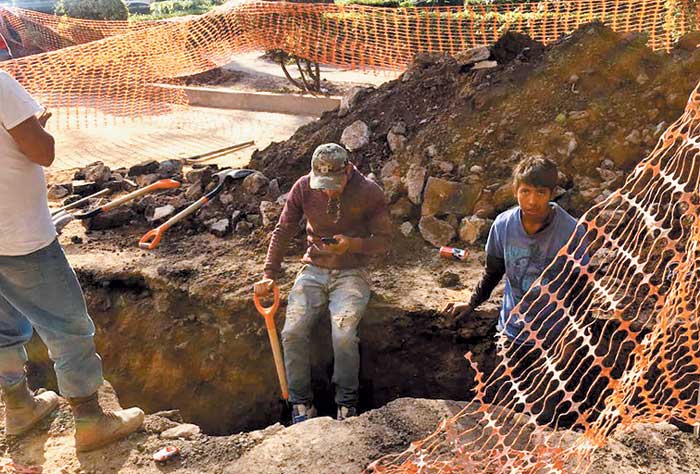 Empleados realizan excavaciones.