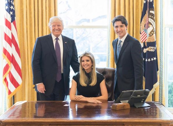 Ivanka Trump se sentó a un lado del primer ministro canadiense, Justin Trudeau, durante una reunión con mujeres ejecutivas en la Casa Blanca.