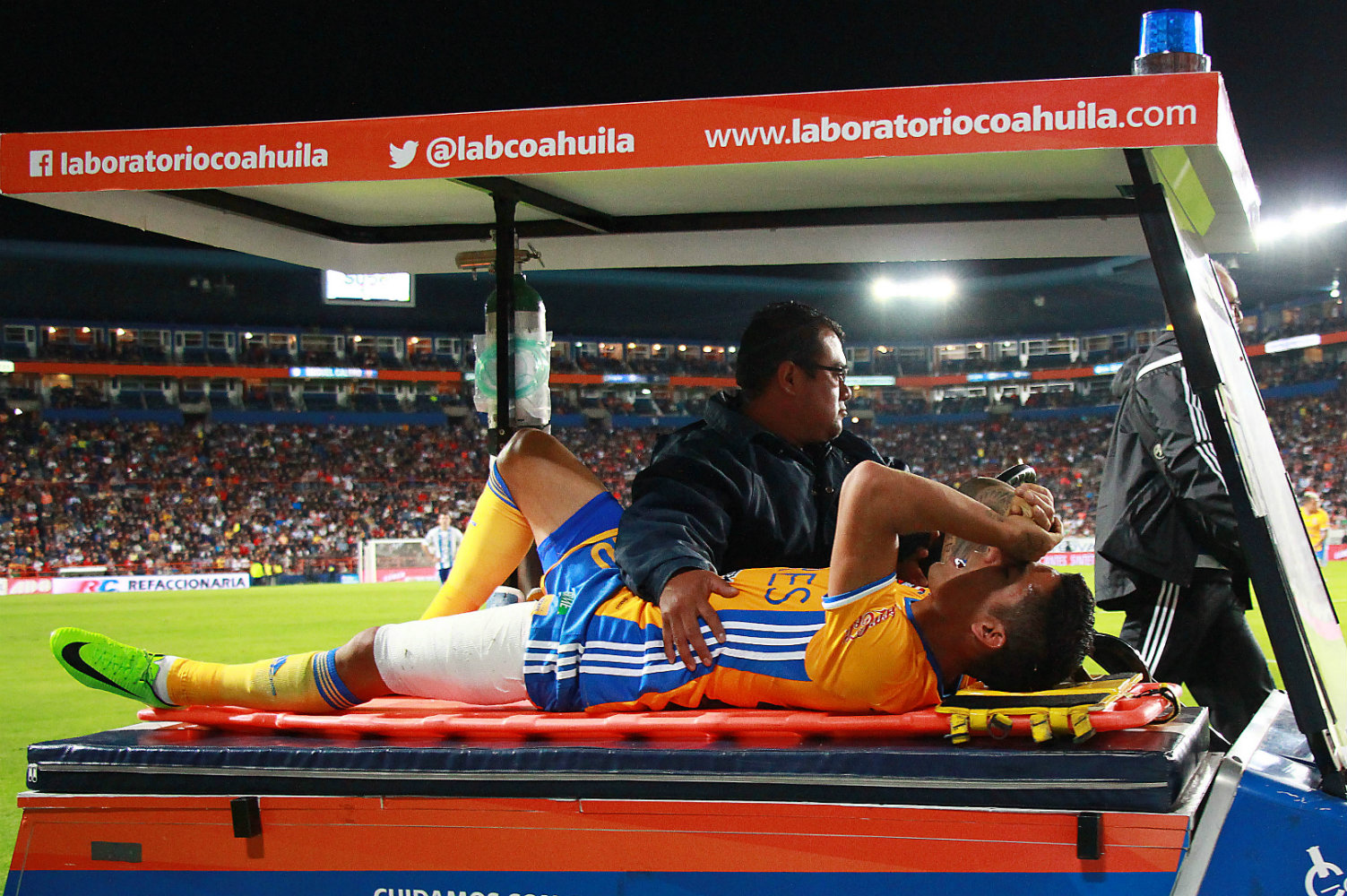 Javier Aquino sale lesionado en el duelo ante Pachuca 