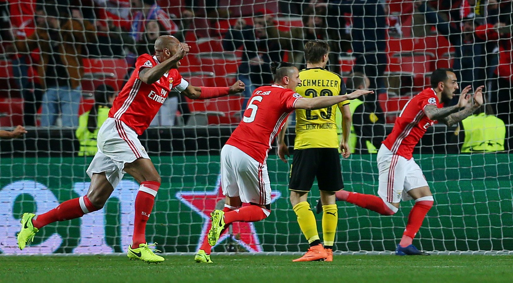 Kostas Mitroglou logró aprovechar un error de Bürki y empujó el balón a las redes