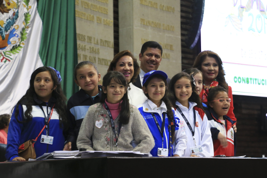 Niños de todas los estados del país visitaron el salón de plenos de la Cámara de Diputados donde se reunieron con legisladores de su entidad como part