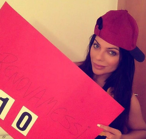 Suzy Cortez, mostrando su apoyo para que Messi renueve con el Barcelona.