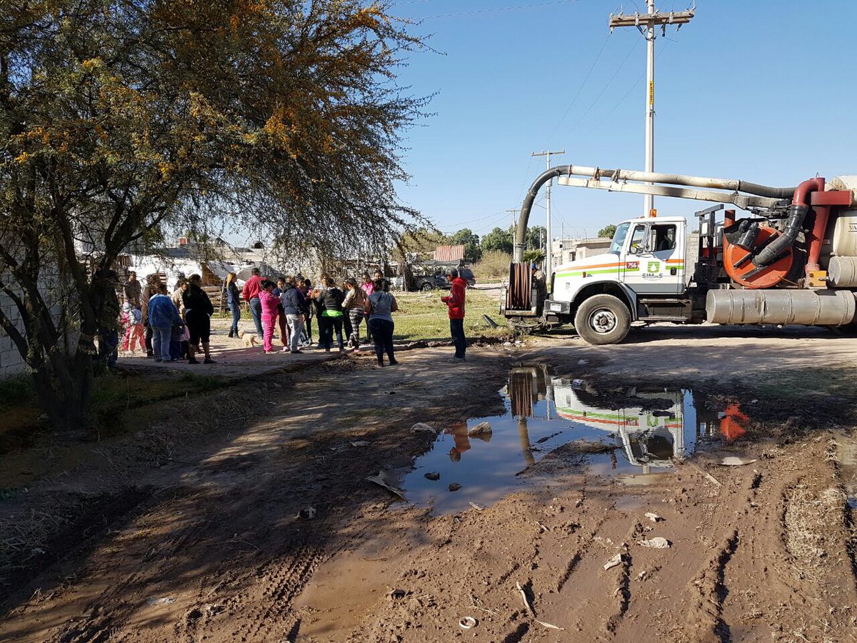 En Torreón, Simas repara tubería en el sector irregular San Agustín.