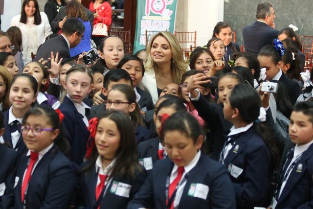 Angélica Rivera, presidenta del Consejo Ciudadano Consultivo del DIF, se reunió con los niños integrantes del Décimo Parlamento Infantil. 