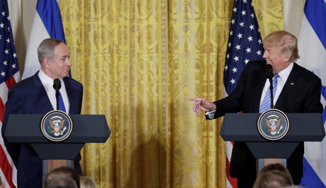 Benjamin Netanyahu y Donald Trump en conferencia de prensa.