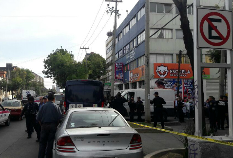 En el Eje 1 Poniente Guerrero y Neptuno, colonia Tolnáhuac, un hombre fue muerto a balazos, presuntamente desde una motocicleta en tránsito.
