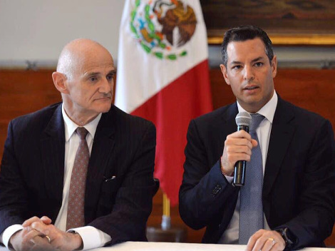 El embajador de la Unión Europea en México, Andrew Standley y el gobernador de Oaxaca, Alejandro Murat en conferencia de prensa.