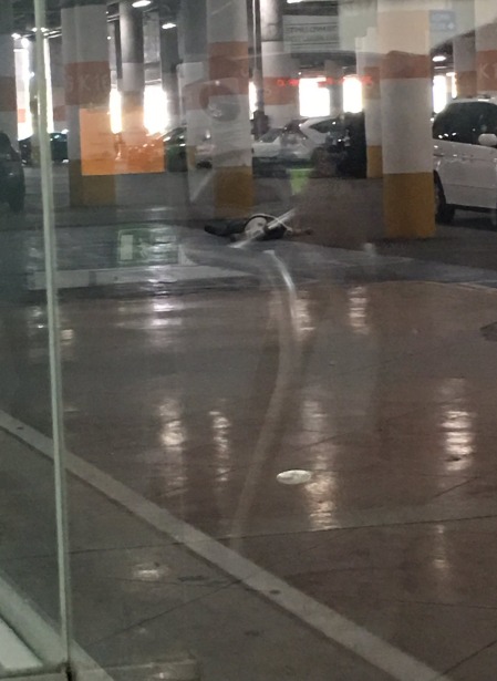 En el lugar quedaron los cuerpos de dos hombres. 