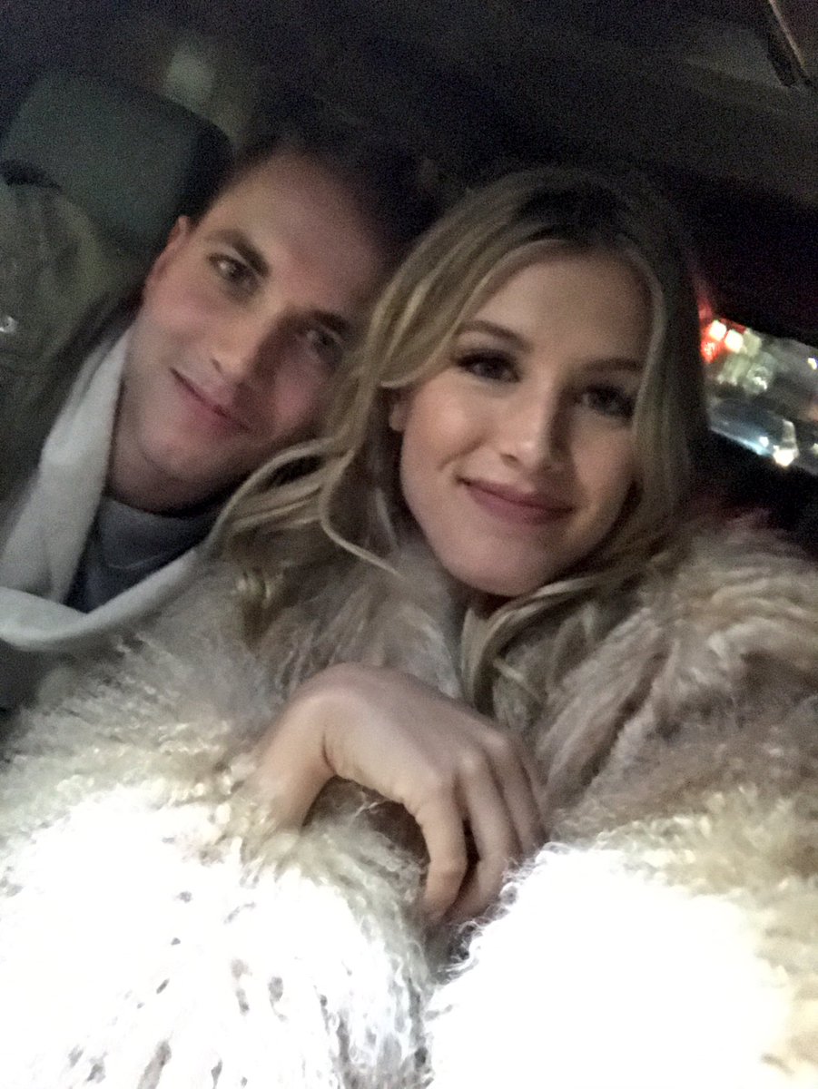 Genie Bouchard junto a su seguidor John Goehrke camino al juego de los Nets. 