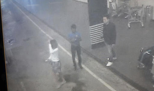 Imagen de las cámaras de seguridad que muestran a la mujer detenida (en el centro, vestida de blanco) en el aeropuerto internacional de Kuala Lumpur e