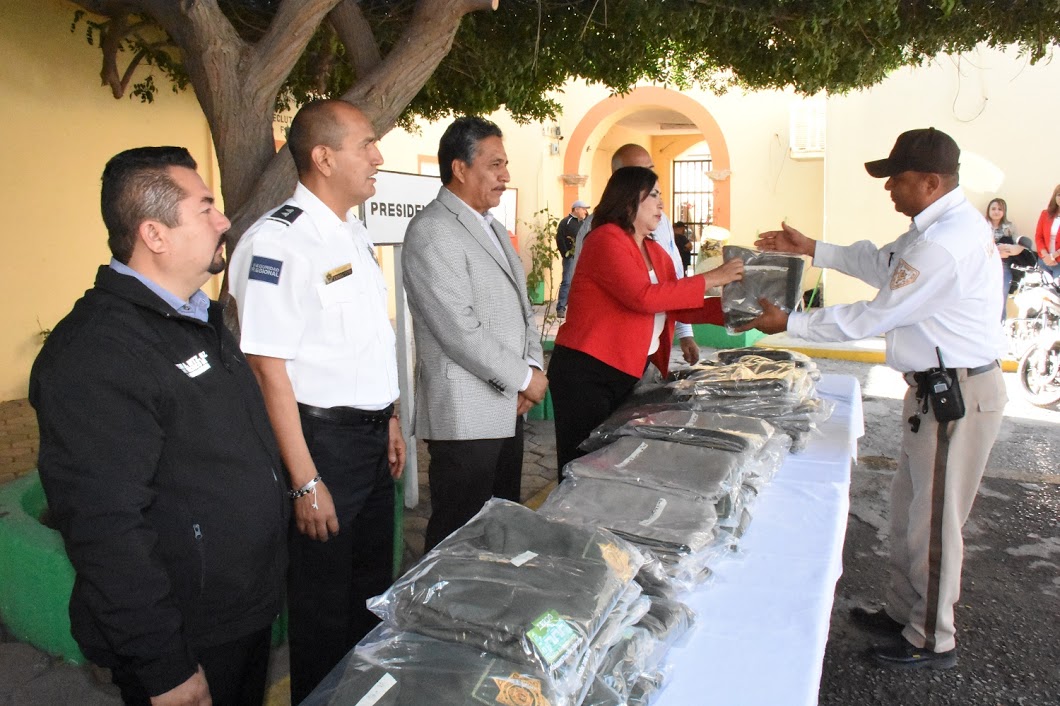 En Lerdo, fueron entregados 150 uniformes a personal de Tránsito y Vialidad.