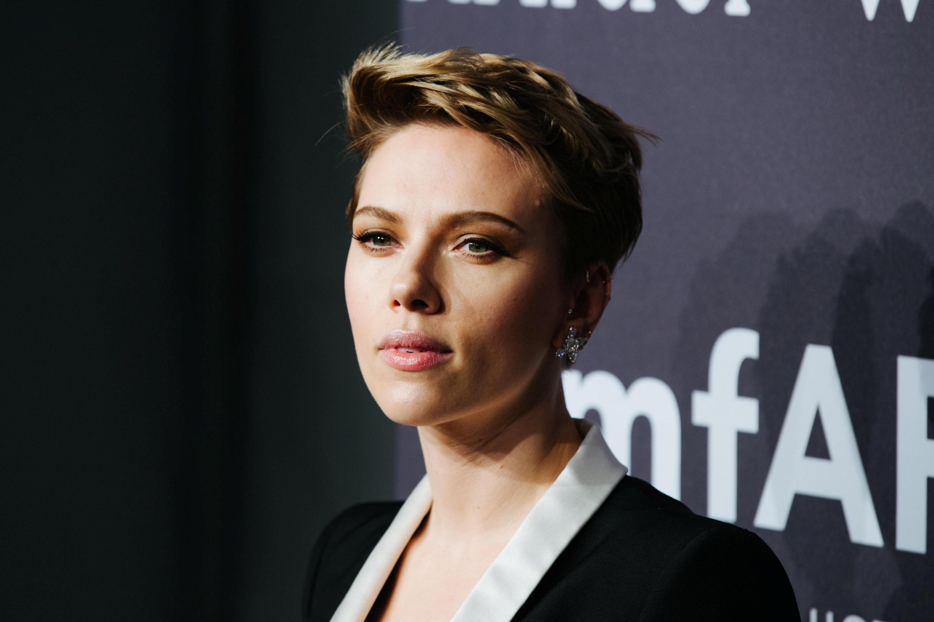 Scarlett Johansson concedió una entrevista a Playboy, a la que dijo que la monogamia no le parece natural. 