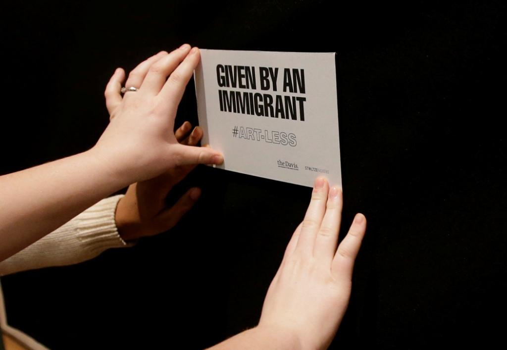 La directora del museo dijo que el proyecto Art-Less ilustra el tipo de pérdida que sentiríamos sin los obsequios de artistas y coleccionistas migrant