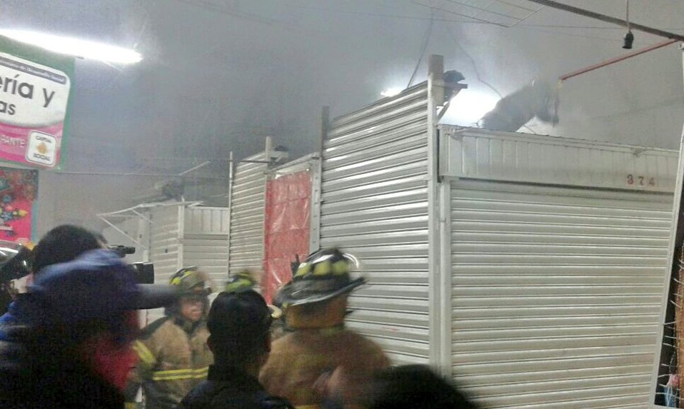 El incendio ocurrió en un local del mercado.