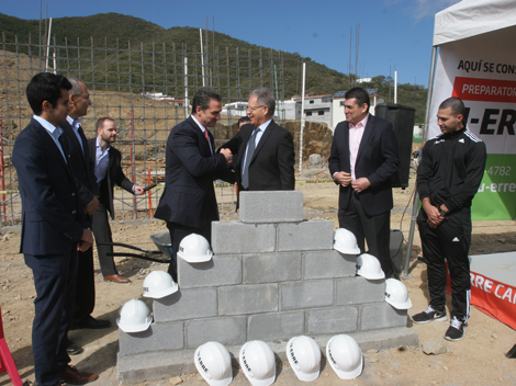 Para el evento protocolario se hizo presente, además del rector, el alcalde de Monterrey, Adrián de la Garza Santos.