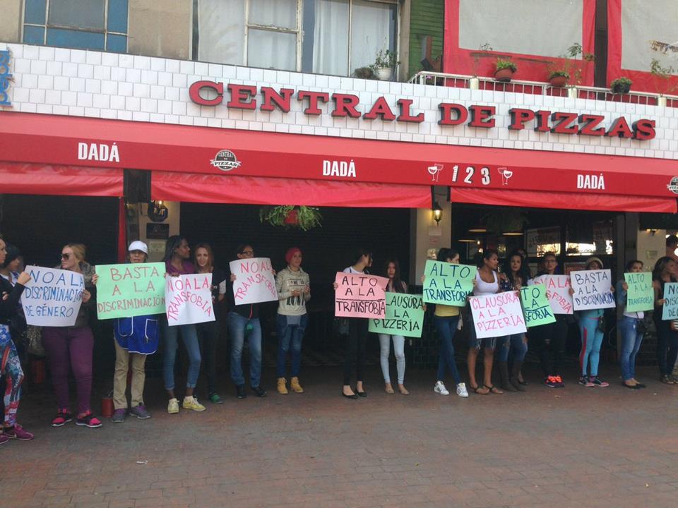 Un grupo de mujeres trans pidieron un alto a la discriminación, luego de que les fue negado el servicio en Central de Pizzas, sucursal Escandón. 