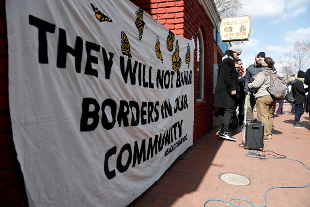 Los habitantes de Washington colocaron mantas en apoyo a los migrantes, asegurando que ellos nos construirán muros.
