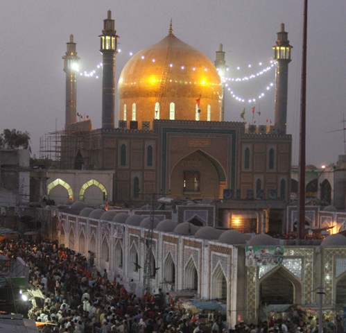 El Estado Islámico atacó el santuario sufí de Lal Shahbaz Qalanda, donde cientos de personas oraban.