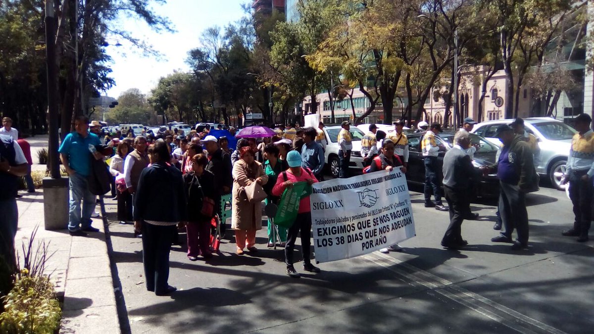 Jubilados y Pensionados marcharon por Reforma para luego protestar frente a la sede central del IMSS, en demanda del pago de 38 días por año laborado,