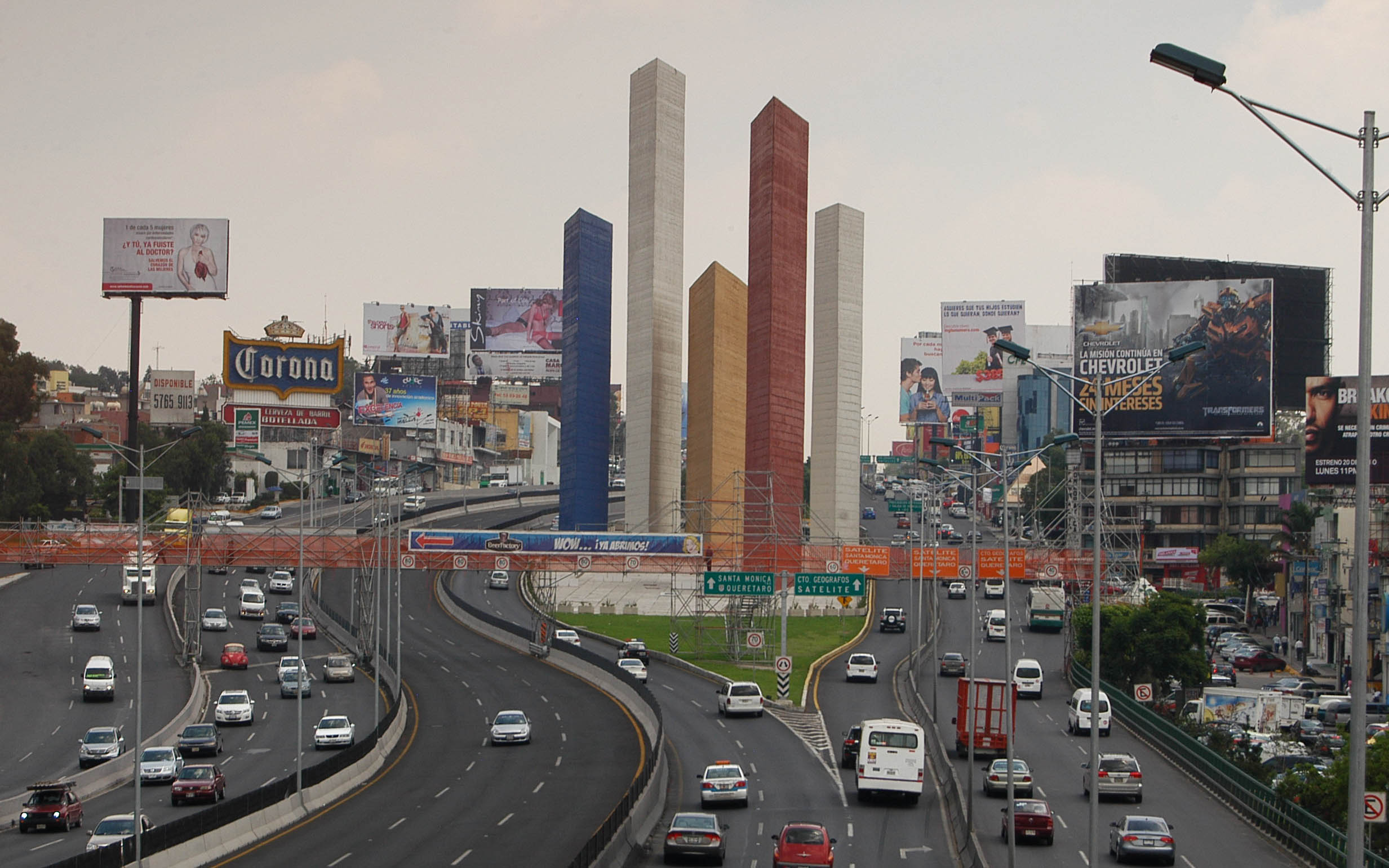 Las icónicas Torres de Satélite.