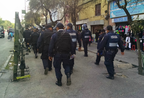 Policías capitalinos hicieron un operativo en la avenida Vidal Alcocer, en la zona de la Merced, para retirar comerciantes ambulantes.