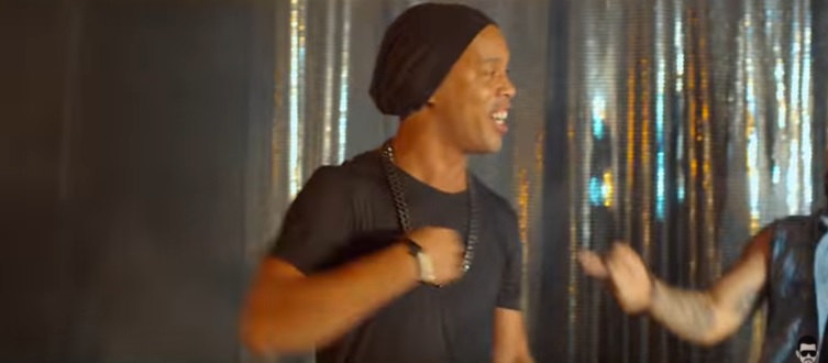 Ronaldinho cantando 