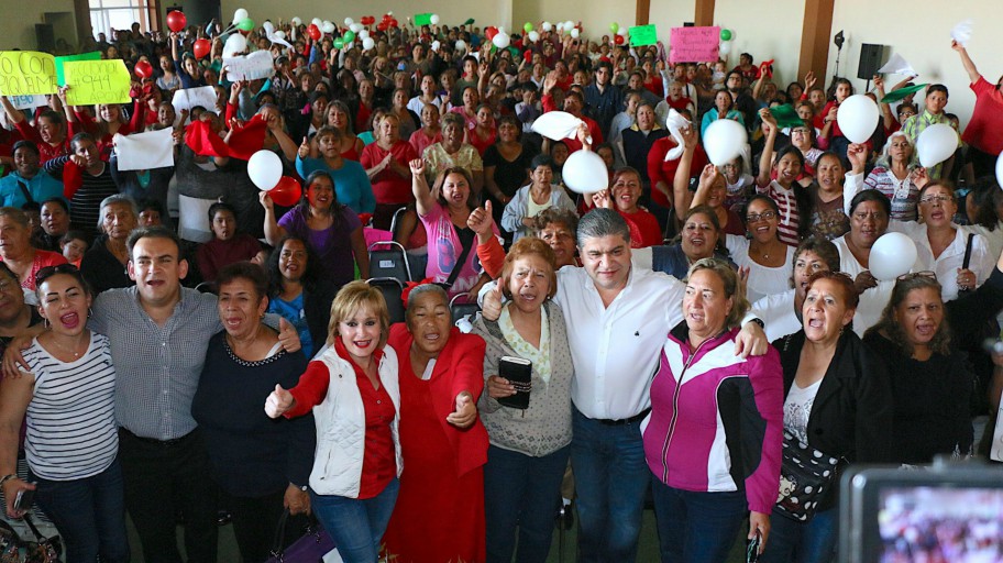 En Saltillo, el precandidato a la gubernatura por el PRI, Miguel Ángel Riquelme Solís, se reunió con amas de casa y madres solteras.